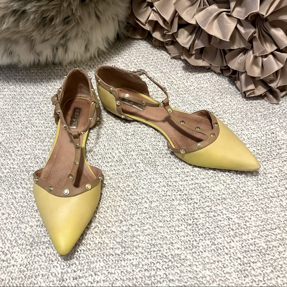 Halogen OlsonYellow Tan Gold Stud T-Strap Flat Pointy Shoes Sz 10